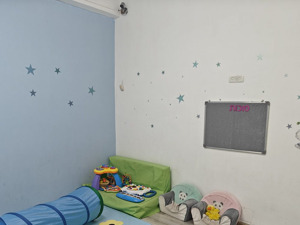 חדר המשחק של התינוקייה — מזרנים, צעצועים ורצפה רכה