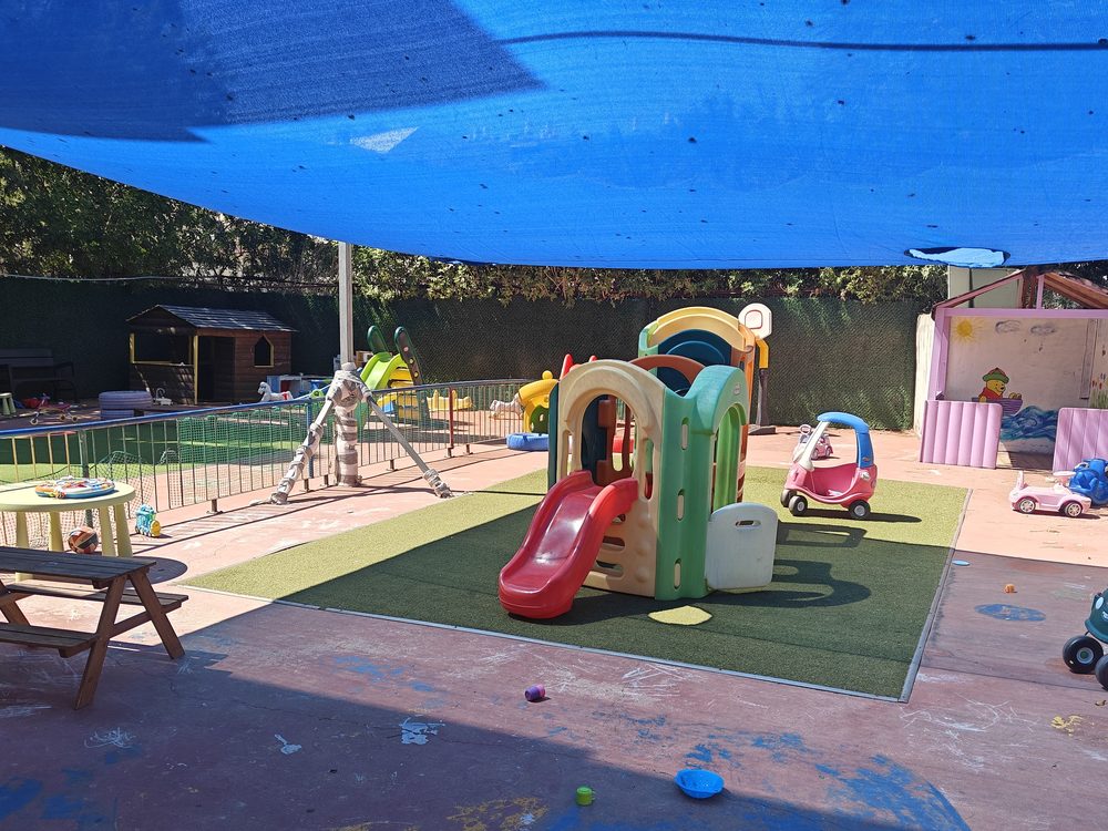 החצר — בית המשחק, הגדר הלבנה ורשת ההצללה